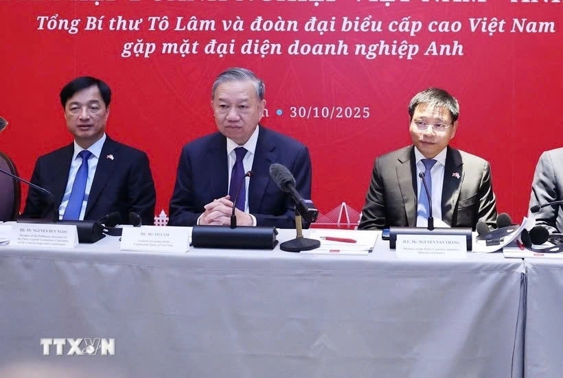 At the Vietnam–UK Business Roundtable in London on October 30, General Secretary Lam calls on UK companies to further expand their investment and business activities in areas where the UK has expertise and Vietnam has potential and demand, such as green economy, digital economy, knowledge economy, circular economy, high technology, AI, energy, and finance and banking. (Photo: VNA)
