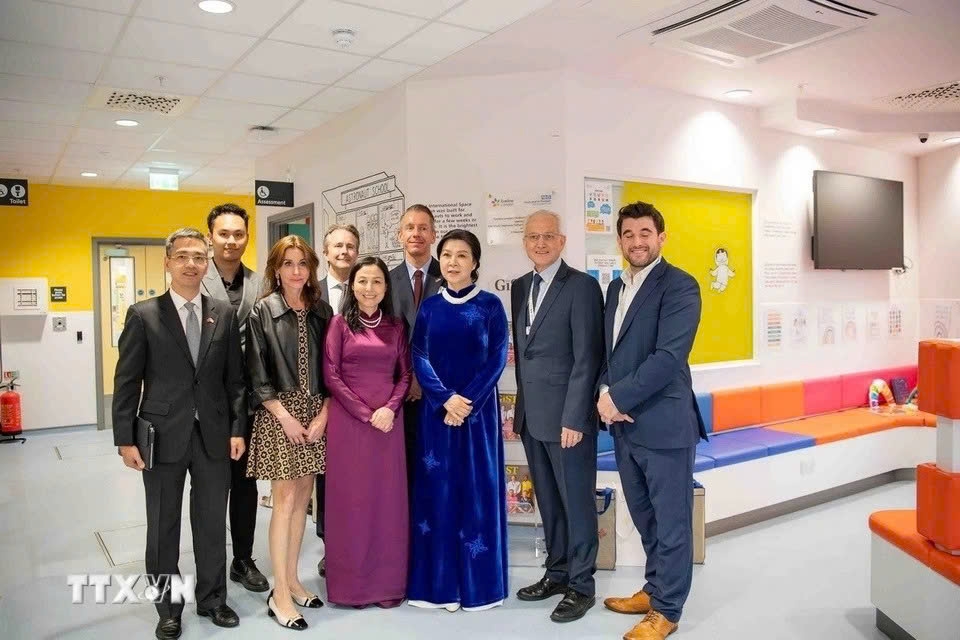 Party General Secretary To Lam's spouse Ngo Phuong Ly visits Evelina London Children’s Hospital, one of the most advanced and prestigious pediatric medical institutions in the United Kingdom. (Photo: VNA)