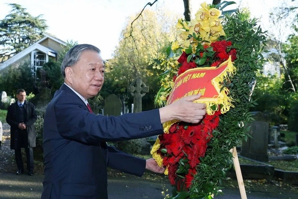 Upon arrival in London, Vietnamese Party chief pays tribute to proletariat leader Karl Marx at his grave in Highgate Cemetery. (Photo: VNA)
