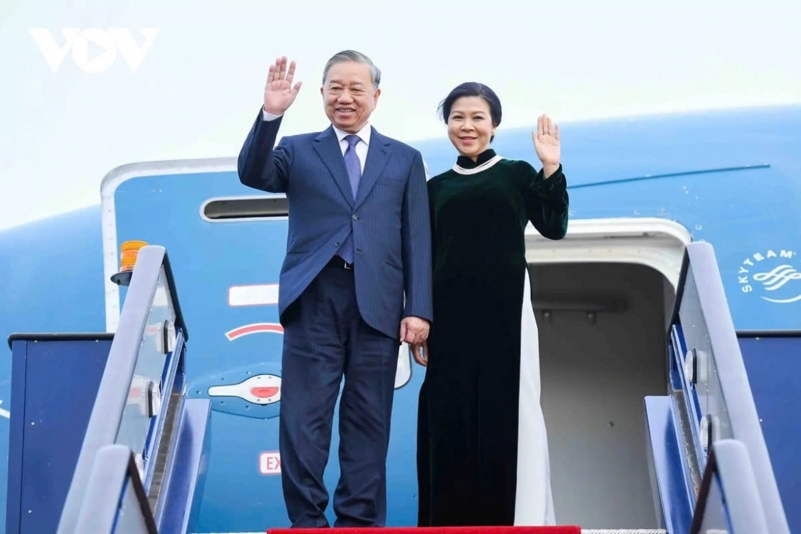 Party General Secretary To Lam and his spouse, together with the Vietnamese high-level delegation, land at Noi Bai International Airport in Hanoi on the morning of October 31, concluding their three-day official visit to the UK at the invitation of PM Keir Starmer.