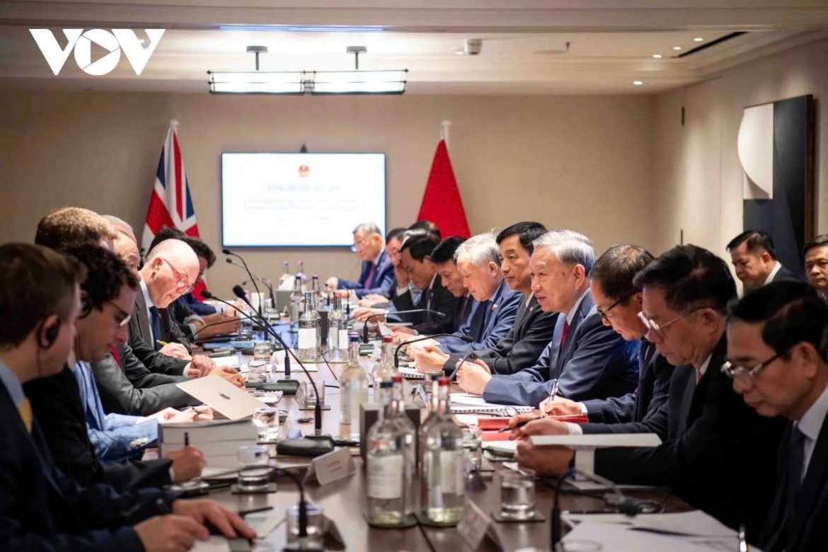 Later on the same day, Party General Secretary To Lam and his delegation  attend a seminar with leading strategists on artificial intelligence (AI) and technology in the UK and the world.