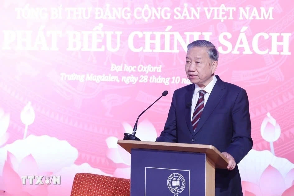 On the afternoon of October 28, the Vietnamese Party leader delivers a policy address to professors, lecturers, researchers, students and friends of Vietnam at the University of Oxford. Regarding Vietnam-UK relations, he says Vietnam views the UK not only as a trade, education, and science-technology partner but as a long-term strategic partner in shaping 21st-century cooperation norms. (Photo: VNA)