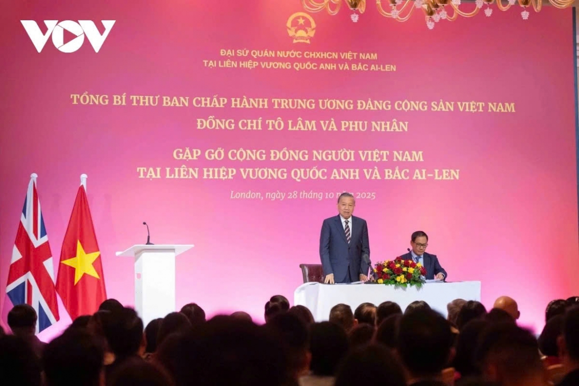Party chief To Lam holds a cordial meeting with representatives of the Vietnamese community, associations, intellectuals, students, and officials of the Vietnamese Embassy in London on the evening of October 28.