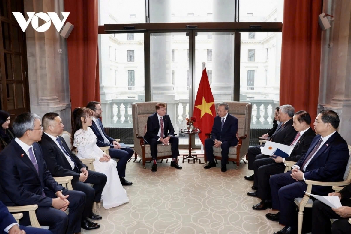 In a meeting with Chris Drewer, Senior Vice President and Head of Global Accounts, Asia–Pacific, at Airbus Group on the morning of October 29, General Secretary Lam lauds the group’s successful cooperation with Vietnamese partners, which has contributed to the rapid and increasingly self-reliant development of Vietnam’s aviation and aerospace industries.