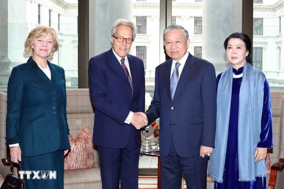 Later on the same day, Party chief To Lam and his spouse Ngo Phuong Ly meet with Duke of Richmond Charles Henry Gordon-Lennox and his spouse in London. The Duke of Richmond expresses delight at the growing bilateral ties, calling the visit an important milestone as both sides upgrade their ties to Comprehensive Strategic Partnership and wider collaboration across multiple sectors. He hopes to travel to Vietnam soon to experience its vibrant growth and heritage firsthand. (Photo: VNA)