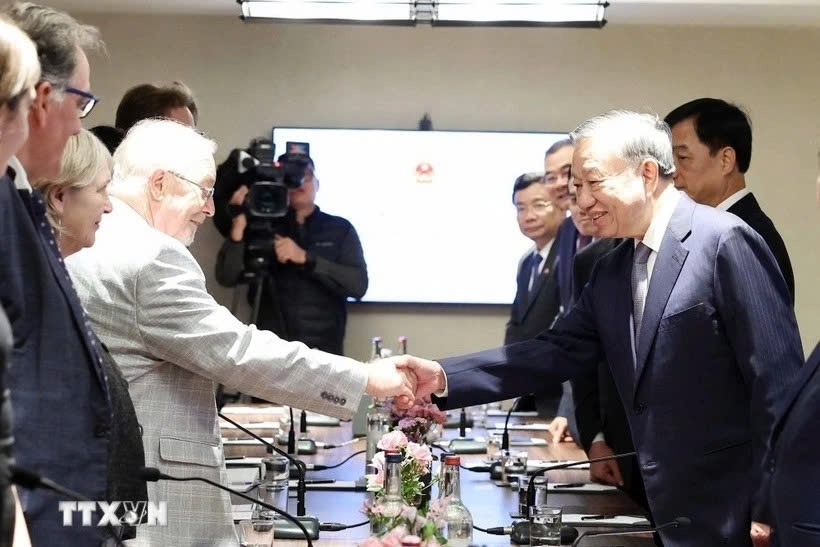 At a meeting with General Secretary of the Communist Party of Britain (CPB) Robert Griffiths in London on October 29, Party General Secretary To Lam says that his trip aims at enhancing the cooperation between the two countries. The two leaders concur to boost cooperation and develop the traditional friendship between the two countries, for the long-term benefit of their peoples and for peace, security, and sustainable development in the region and the whole world. (Photo: VNA)