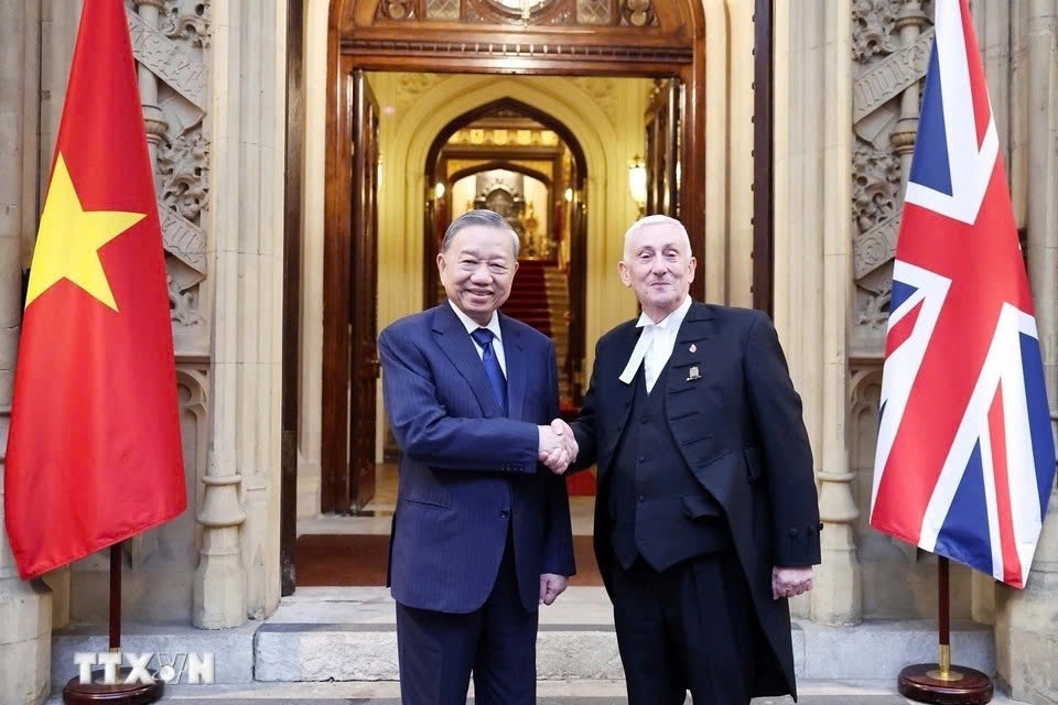  Party General Secretary To Lam meets with Speaker of the UK House of Commons Lindsay Hoyle at the Westminster Place on October 29. The two leaders agree to continue enhancing cooperation between the two parliaments through the regular exchange of delegations at all levels; the establishment of friendship parliamentarians’ groups; and the promotion of exchanges and interactions between specialised committees. (Photo: VNA)