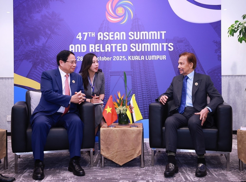 Prime Minister Pham Minh Chinh (L) meets with Brunei’s Sultan Haji Hassanal Bolkiah in Kuala Lumpur on October 28. (Photo: VNA)