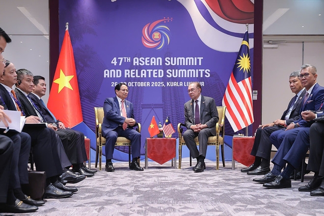 Prime Minister Pham Minh Chinh and Malaysian Prime Minister Anwar Ibrahim at their meeting in Kuala Lumpur on October 28 (Photo: VNA)