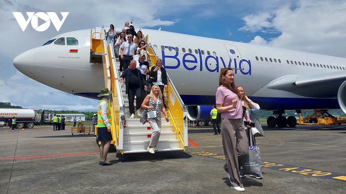 As many as 281 passengers from Minsk aboard BRU 8197 operated by Belavia of Belarusian Airlines arrive in Phu Quoc, marking the start of the direct air route between Minsk and Phu Quoc
