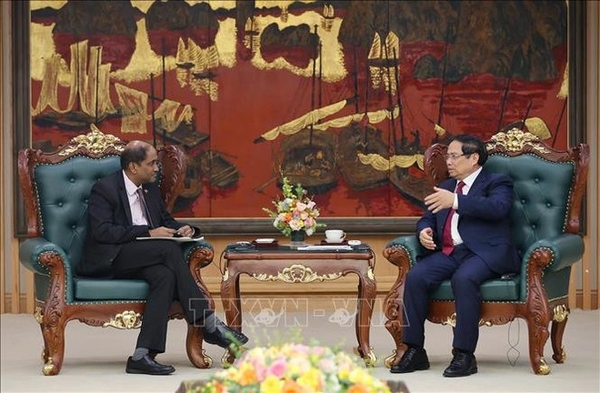 Prime Minister Pham Minh Chinh (right) receives Singaporean Ambassador to Vietnam Jaya Ratnam at the end of his tenure. (Photo: VNA)