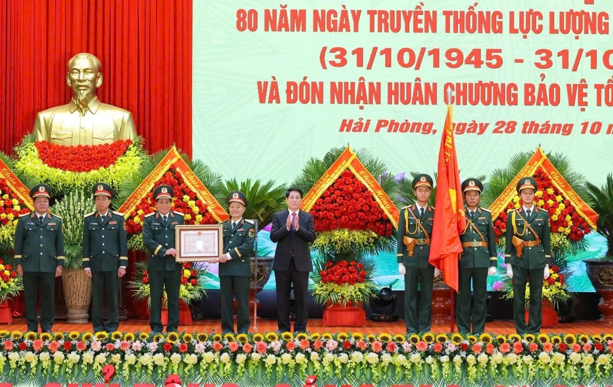 On behalf of the Party and State leaders, President Luong Cuong presents the First-class Fatherland Protection Order to the armed forces of Military Region 3 for their outstanding achievements in training, combat readiness, force building, and defense consolidation. (Photo: VNA)