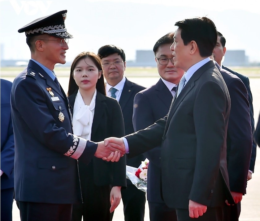 RoK officials greet President Luong Cuong 