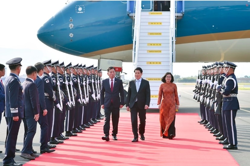 Vietnamese Ministry of Foreign Affairs officials in the RoK welcome President Luong Cuong at the Gimhae Air Base in Busan