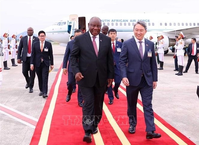 President of South Africa Matamela Cyril Ramaphosa arrives in Hanoi, starting a state visit to Vietnam.
(Photo: VNA)