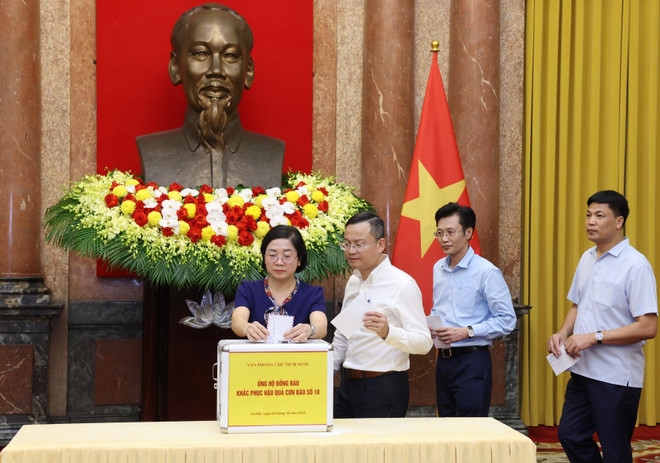 The Presidential Office's staff donate to support those affected by Typhoon Bualoi. (Photo: VNA)