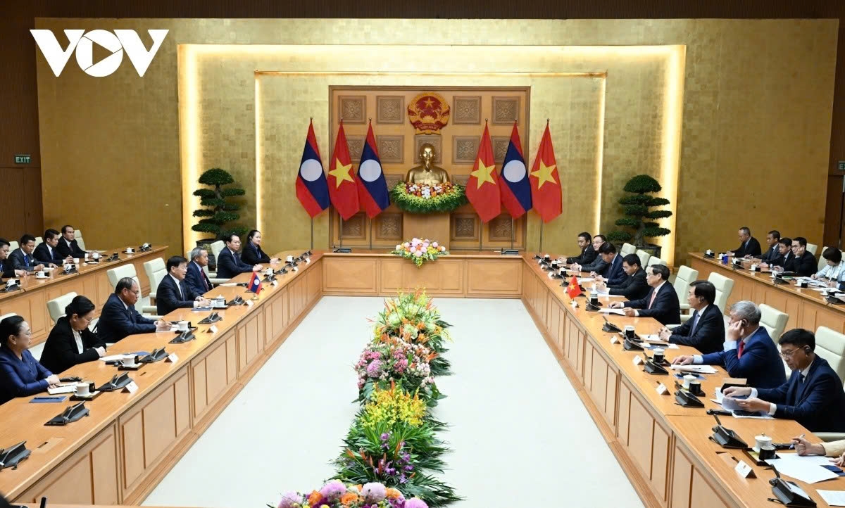 Vietnamese Prime Minister Pham Minh Chinh and Lao General Secretary and President Thongloun Sisoulith for Hanoi Convention discuss cooperation between the two countries, among others, during their meeting in Hanoi on October 24