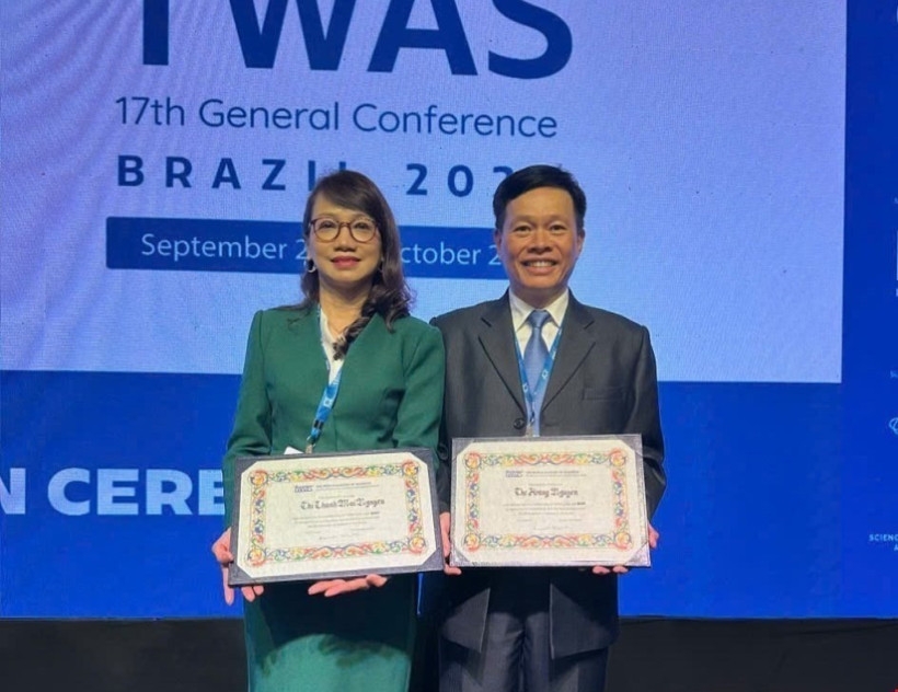Professor, Doctor of Science Nguyen The Hoang (R) and Professor Dr. Nguyen Thi Thanh Mai are recognised as Fellows of the World Academy of Sciences.