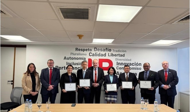 Representatives of the ASEAN Committee and scholars attend the seminar