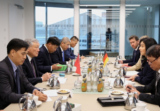Vietnamese Deputy Prime Minister Nguyen Hoa Binh has a working session with Federal Minister for Economic Affairs and Energy Katharina Reiche. (Photo: VNA)