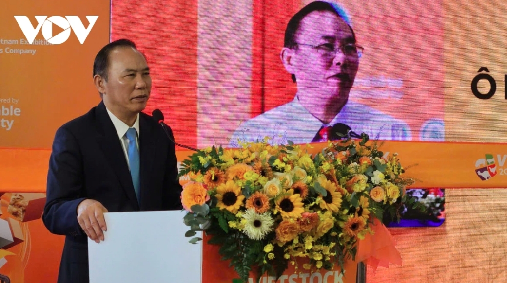 Deputy Minister of Agriculture and Environment Phung Duc Tien speaks at the event