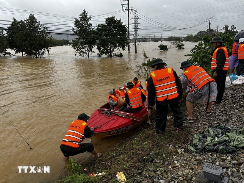 A boat evacuates residents from flooded areas in Da Nang to safer locations.
