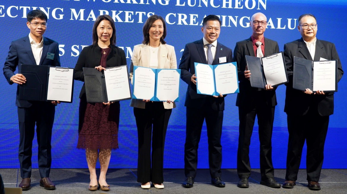 Representatives from Crown Worldwide Limited, Lee Kee Holdings Limited, Q P Enterprise (Vietnam) Company Limited, and Tessellation Group at the signing ceremony (Photo: Standard Chartered)