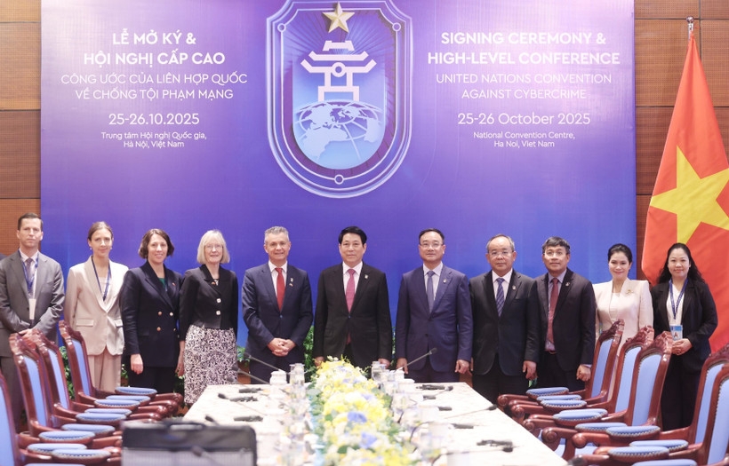 Vietnamese President Luong Cuong (centre), Australian Assistant Minister Matt Thistlethwaite (fifth from left) and officials at the reception in Hanoi on October 25 (Photo: VNA)