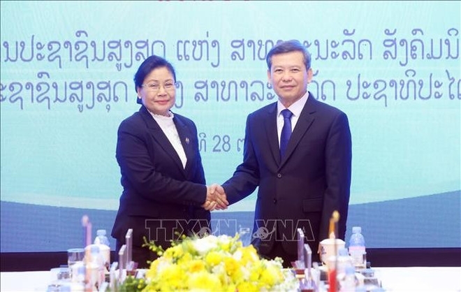 Chief Justice of the Supreme People’s Court of Vietnam Le Minh Tri (right) and his Lao counterpart Viengthong Siphandon at the talks in Hanoi on October 28, 2025
