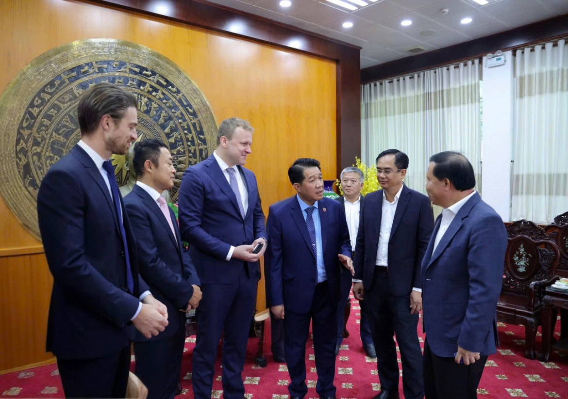 Tay Ninh provincial leaders meet with representatives of De Heus, Hung Nhon and other livestock breeding firms (Photo: baotintuc.vn)