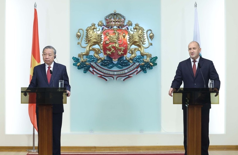 Party General Secretary To Lam and Bulgarian President Rumen Radev
 at the joint press briefing in Sofia (Photo:VNA)
