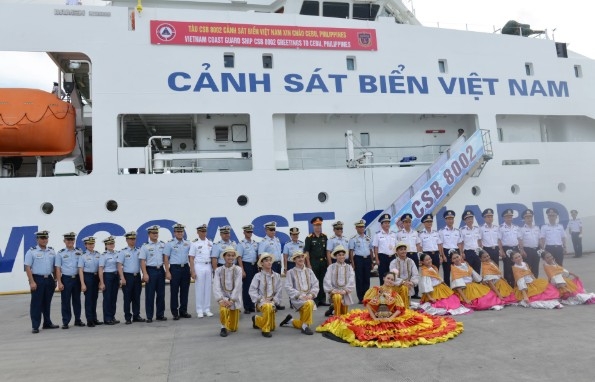 The delegations of the two forces take a commemorative photo at Cebu Pier 5 (Photo: canhsatbien.vn)