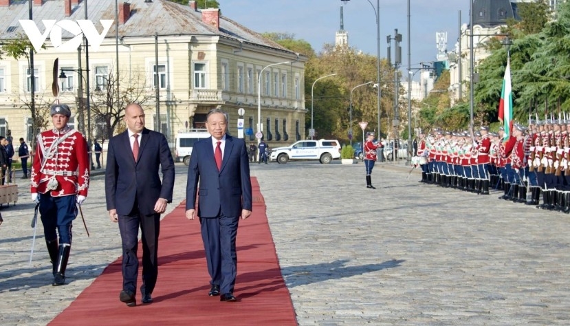 Party General Secretary To Lam and Bulgarian President Rumen Radev review the guard of honor 