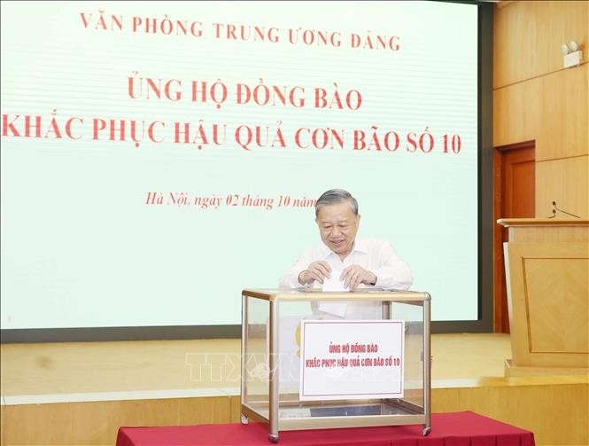 Party General Secretary To Lam offers donation at the event