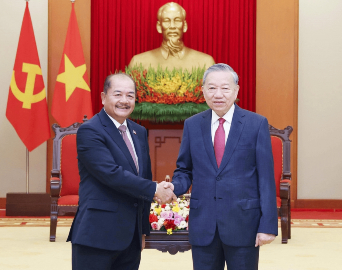 General Secretary of the Communist Party of Vietnam (CPV) Central Committee To Lam (R) receives LPRP's Politburo member and Deputy Prime Minister Kikeo Khaykhamphithoune in Hanoi on October 27. (Photo: VNA)