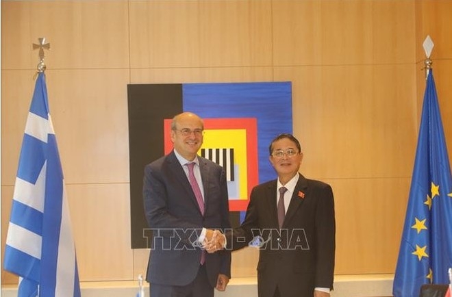 Vice Chairman of the National Assembly Nguyen Duc Hai (R) meets with Greek Vice President Konstantinos Chatzidakis on October 1. (Photo: VNA)