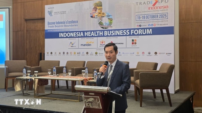 Dr. Nguyen Phuc Nam, Deputy Director of the MoIT’s Department of International Market Development speaks at the forum. (Photo: VNA)