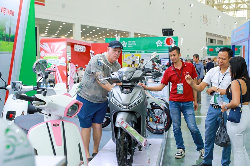 The booth area in the "Vietnam National Brand" space attracts strong interest from both locals and visitors. (Photo: VNA)