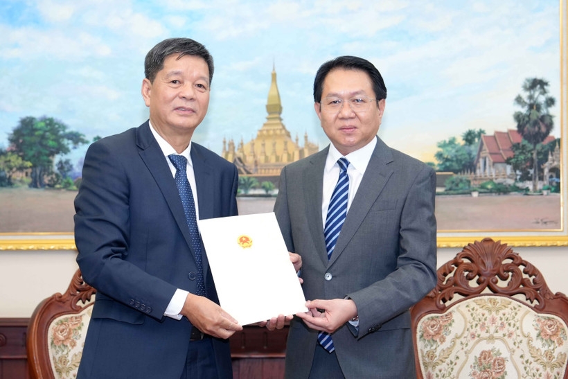 Vietnamese Consul General in Luang Prabang Vu Ngoc Ly (L) presents his credentials to Lao Deputy Minister of Foreign Affairs Anouparb Vongnorkeo in Vientiane on October 23. (Photo: VNA)