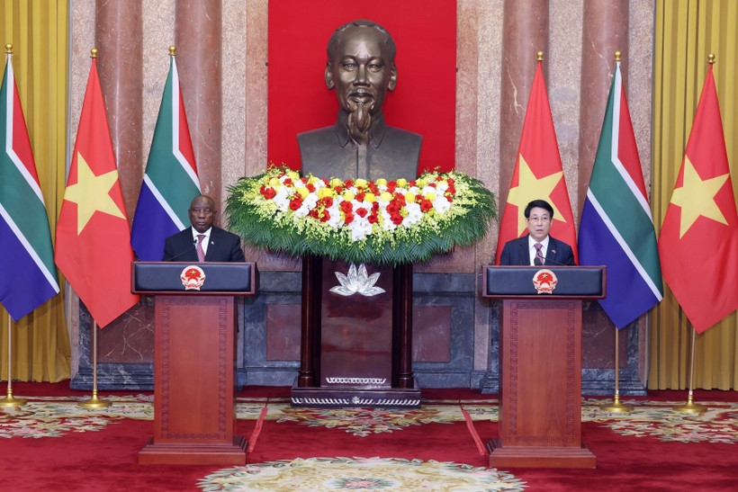 Vietnamese State President Luong Cuong (R) and South African President Matamela Cyril Ramaphosa at the press briefing in Hanoi on October 23 (Photo: VNA)