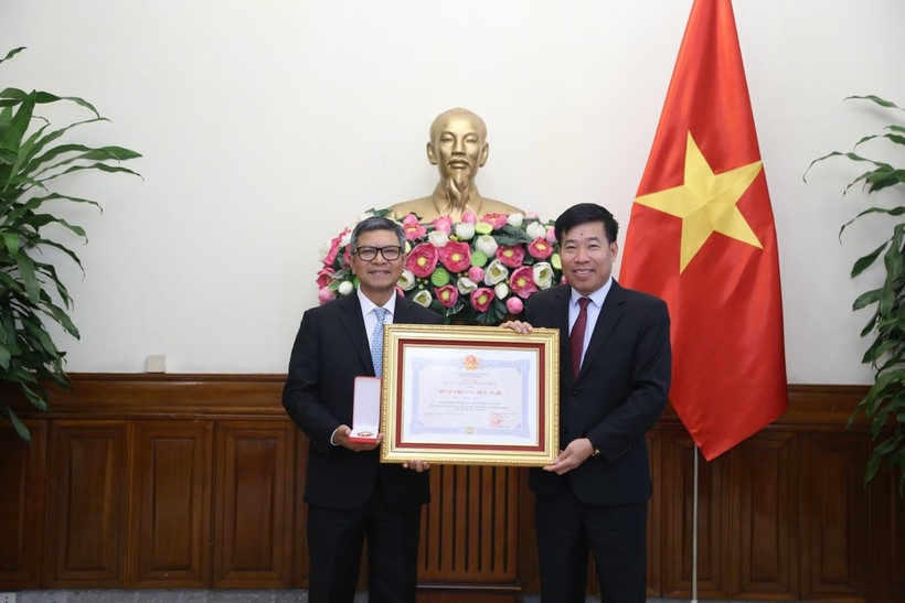 Deputy Foreign Minister Nguyen Manh Cuong (R), on behalf of the State President, presents the Friendship Order to Indonesian Ambassador to Vietnam Denny Abdi at a ceremony in Hanoi on October 31 (Photo: VNA)