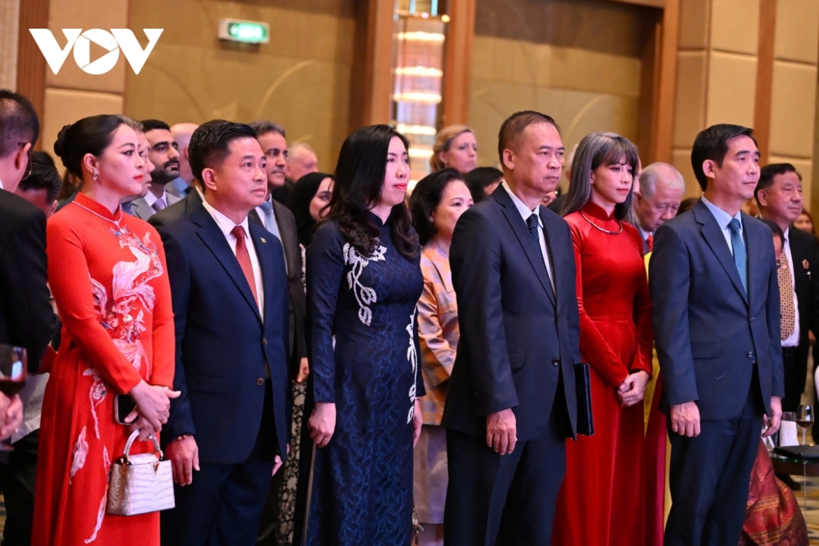 Deputy Minister of Foreign Affairs Le Thi Thu Hang (third from left) joins diplomats at a ceremony celebrating Vietnam's 80th National Day in Bangkok on October 9