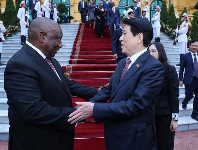 Vietnamese State President Luong Cuong (R) and South African President Matamela Cyril Ramaphosa (Photo: VNA)