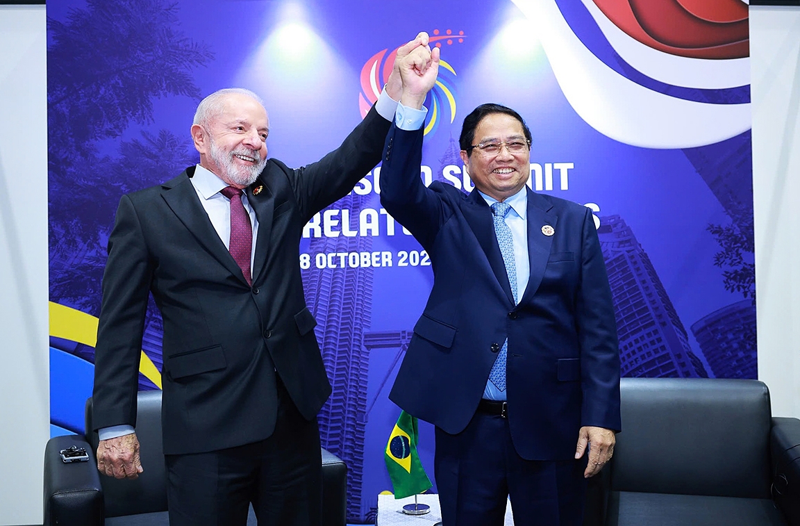 Vietnamese Prime Minister Pham Minh Chinh meets Brazilian President Luiz Inácio Lula da Silva in Kuala Lumpur, Malaysia, on October 26. (Photo: VGP)