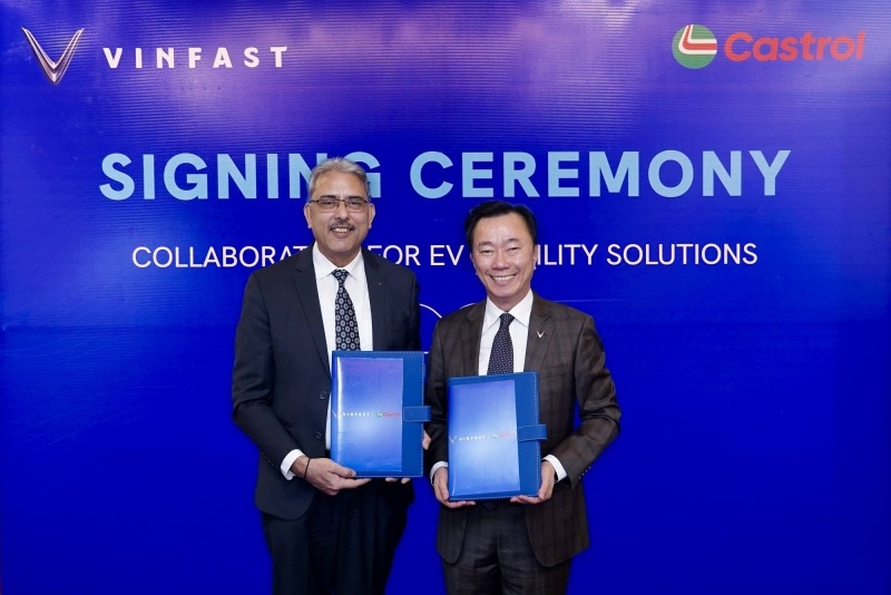 Representatives of VinFast Asia and Castrol India Limited at the signing ceremony (Photo:VinFast)