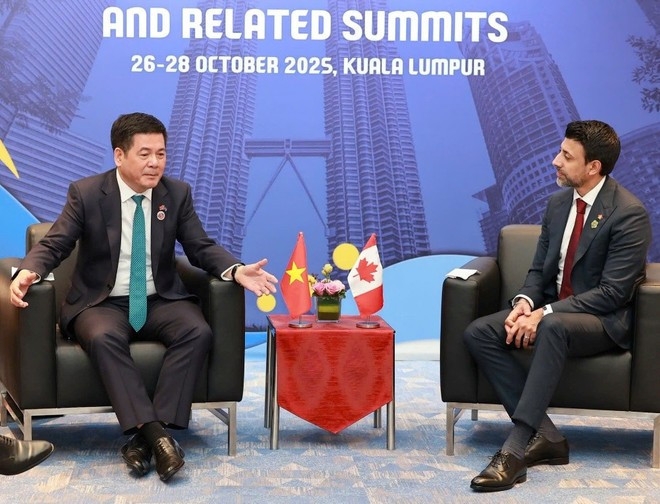 Minister of Industry and Trade Nguyen Hong Dien (left) meets with Canadian Minister of International Trade Maninder Sidhu on October 27, 2025 on the sidelines of the 47th ASEAN Summit in Kuala Lumpur, Malaysia (Photo: VNA)