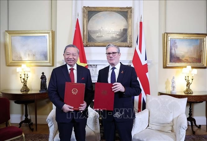 General Secretary of the Communist Party of Vietnam Central Committee To Lam and UK Prime Minister Keir Starmer exchange the joint statement announcing the elevation of Vietnam–UK relations to a Comprehensive Strategic Partnership.