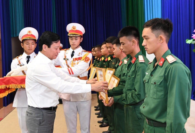 Vice Chairman of the Tay Ninh Provincial People’s Committee and head of the province’s Steering Committee 515 Pham Tan Hoa presents certificates of merit to officers and soldiers participating in the search and repatriation of martyrs’ remains during the 24th phase (the 2024–2025 dry season).