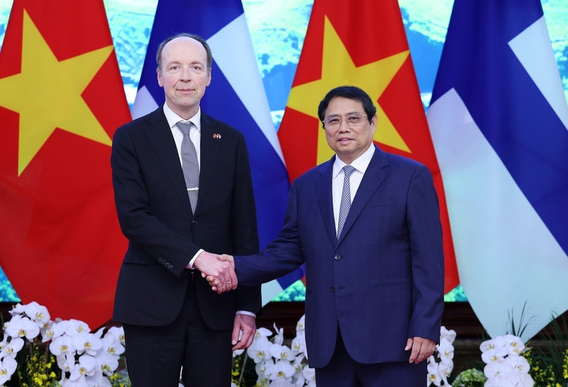 Prime Minister Pham Minh Chinh (R) meets with Speaker of the Finnish Parliament Jussi Halla-aho on March 25, 2024 in Hanoi.