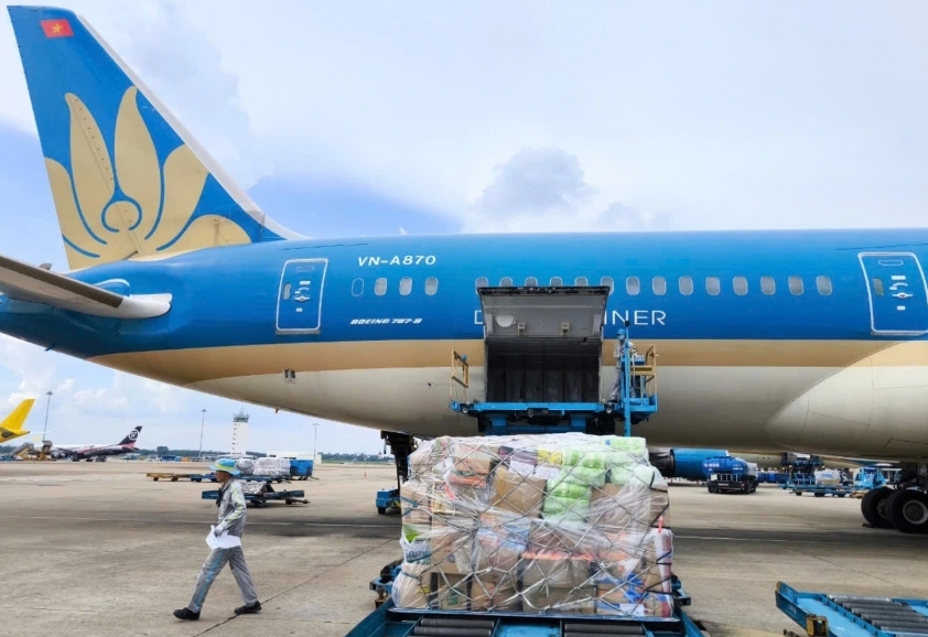 Vietnam Airlines offers free transport for relief goods to flood-hit central region